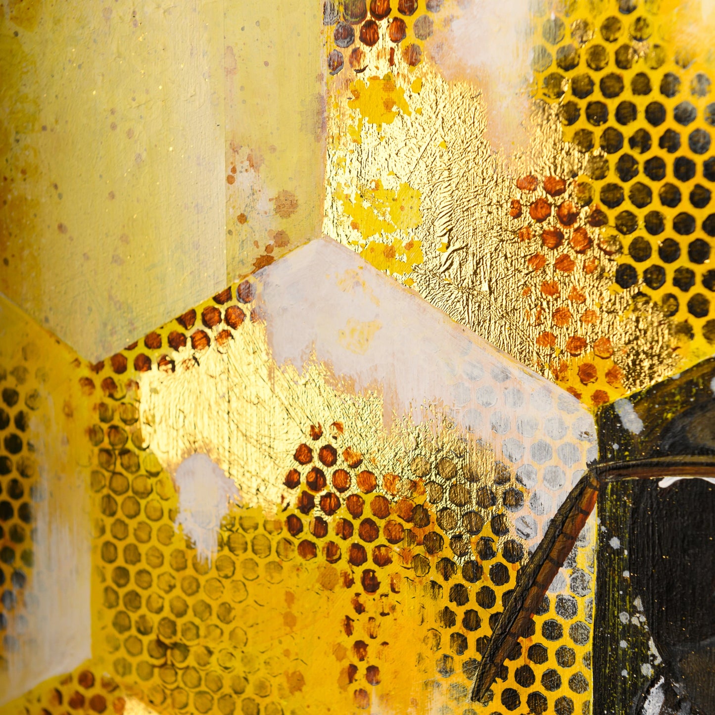 Hardworkers painting golden details