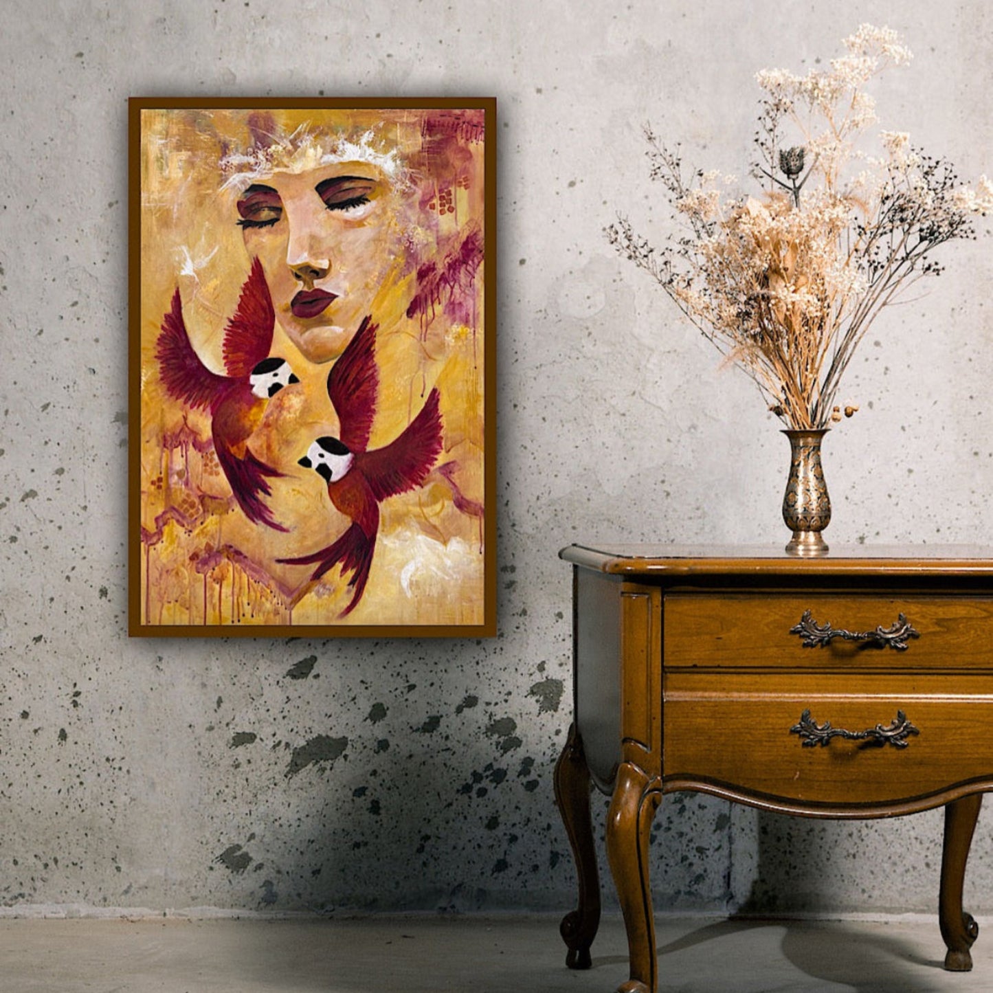 Yellow and pink painting on the grey wall.
Kollase ja roosaga seinamaal hallil seinal